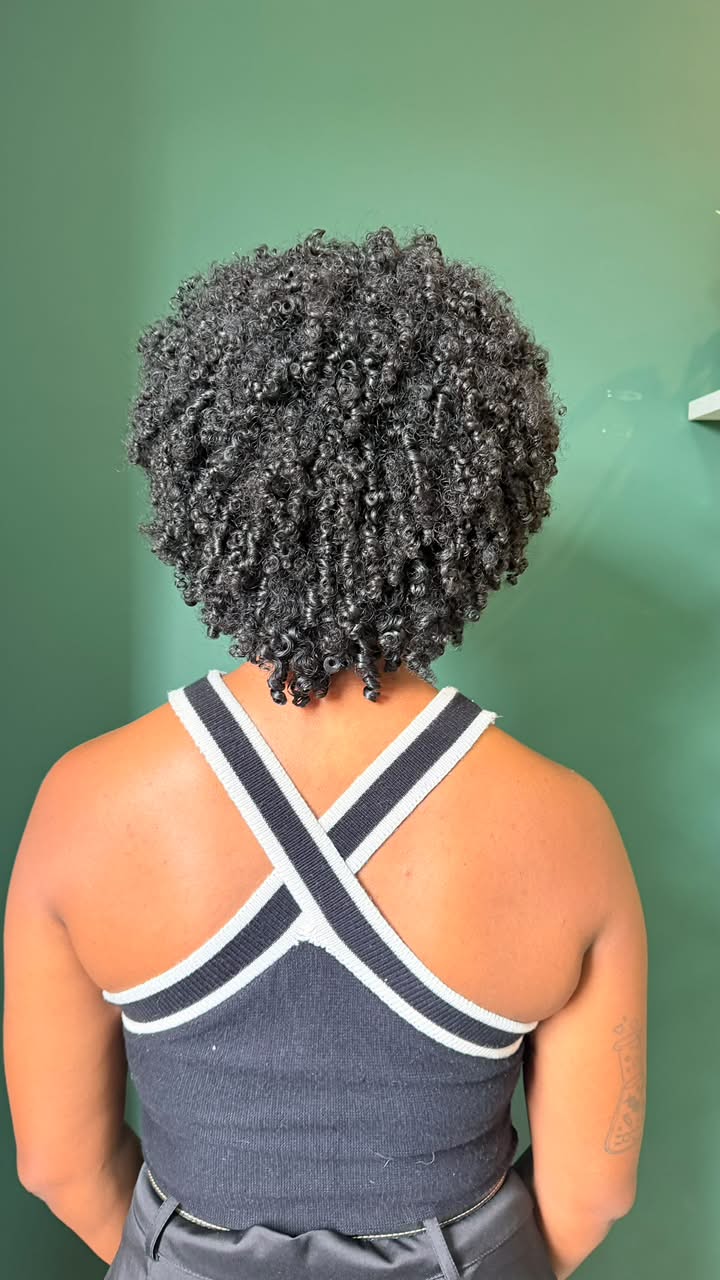 Cabelo crespo volumoso após hidratação profunda